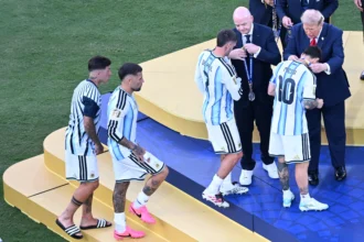 Presiden Amerika Serikat Donald Trump (kanan) dan Presiden FIFA Gianni Infantino (ketiga kanan) memberikan medali juara kedua Piala Dunia 2026 kepada kapten Timnas Argentina Lionel Messi (kedua kanan) dan rekan-rekannya di Stadion New York New Jersey, Amerika Serikat,
