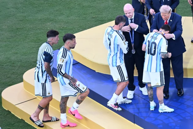 Presiden Amerika Serikat Donald Trump (kanan) dan Presiden FIFA Gianni Infantino (ketiga kanan) memberikan medali juara kedua Piala Dunia 2026 kepada kapten Timnas Argentina Lionel Messi (kedua kanan) dan rekan-rekannya di Stadion New York New Jersey, Amerika Serikat,