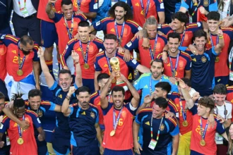 Pesepak bola Tim Nasional Spanyol Rodri (depan tengah) mengangkat trofi juara Piala Dunia 2026 bersama rekannya di Stadion New York New Jersey, Amerika Serikat