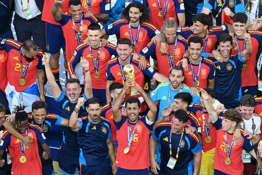 Pesepak bola Tim Nasional Spanyol Rodri (depan tengah) mengangkat trofi juara Piala Dunia 2026 bersama rekannya di Stadion New York New Jersey, Amerika Serikat