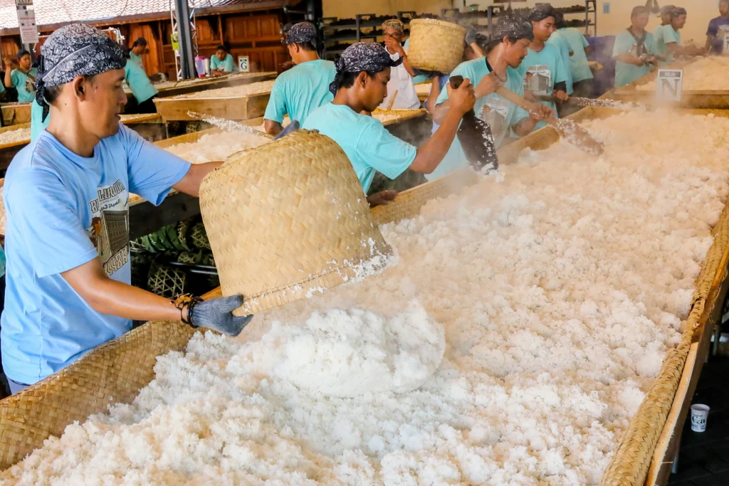 Perewang mendinginkan nasi saat persiapan tradisi pembuatan nasi jangkrik di kompleks makam Sunan Kudus, Kudus, Jawa Tengah. (Sumber: Antara Foto/Nirza/agr/nz)