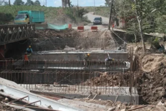 Pekerja melakukan pengecoran jembatan dalam proyek revitalisasi jalan nasional. (Sumber: Antara Foto/Ari Bowo Sucipto/bar)