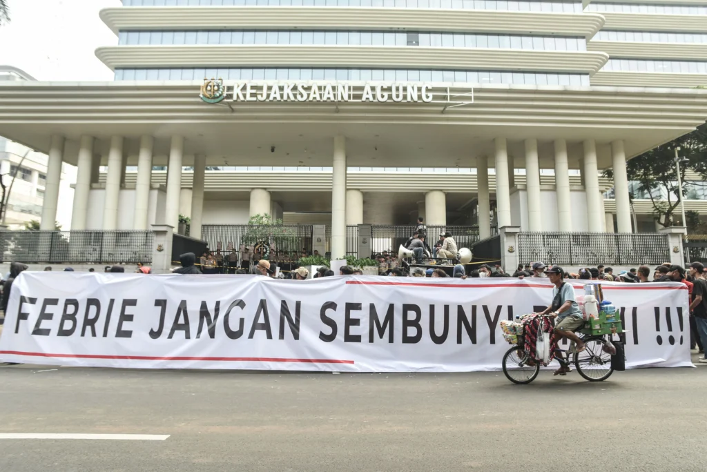 Pengunjuk rasa yang tergabung dalam Jaringan Intelektual Hukum Nasional membentangkan spanduk saat berunjuk rasa di depan Gedung Kejaksaan Agung, Jakarta, Rabu (22/7/2026).