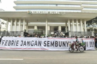 Pengunjuk rasa yang tergabung dalam Jaringan Intelektual Hukum Nasional membentangkan spanduk saat berunjuk rasa di depan Gedung Kejaksaan Agung, Jakarta, Rabu (22/7/2026).