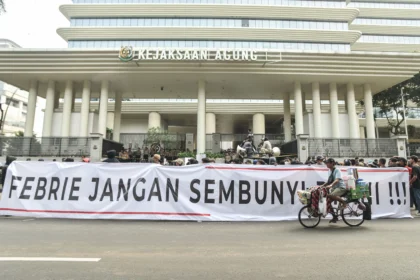 Pengunjuk rasa yang tergabung dalam Jaringan Intelektual Hukum Nasional membentangkan spanduk saat berunjuk rasa di depan Gedung Kejaksaan Agung, Jakarta, Rabu (22/7/2026).