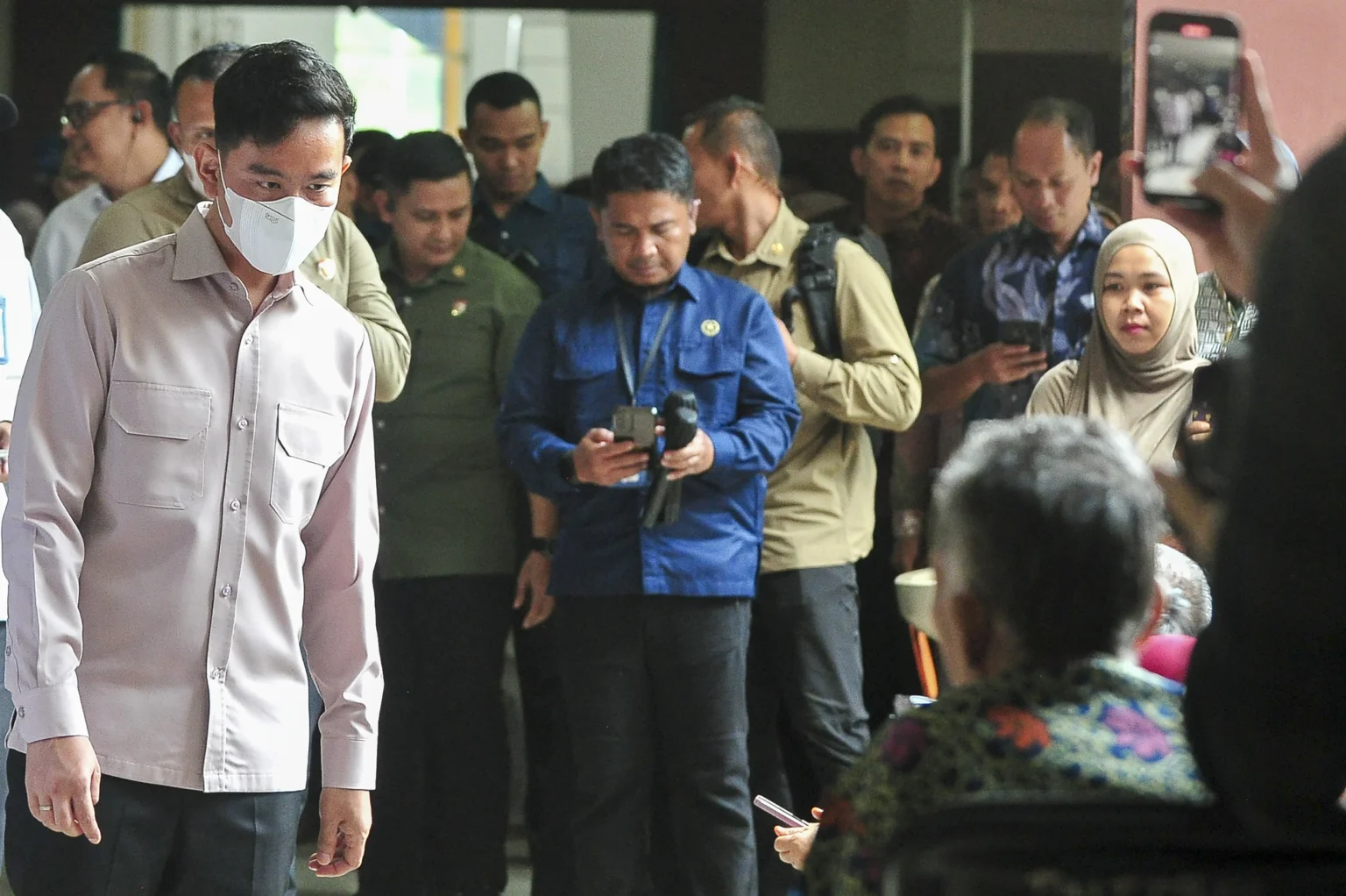 Wakil Presiden Gibran Rakabuming Raka (kiri) menyapa pasien saat mengunjungi RSUD Raden Mattaher, Jambi, Kamis (16/7/2026).