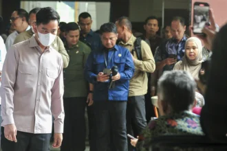 Wakil Presiden Gibran Rakabuming Raka (kiri) menyapa pasien saat mengunjungi RSUD Raden Mattaher, Jambi, Kamis (16/7/2026).
