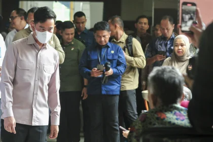 Wakil Presiden Gibran Rakabuming Raka (kiri) menyapa pasien saat mengunjungi RSUD Raden Mattaher, Jambi, Kamis (16/7/2026).