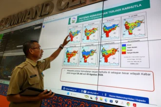 Ketua Satgas Informasi BPBD Kalimantan Barat Daniel memaparkan kondisi kebakaran hutan dan lahan (karhutla) di Kalimantan Barat di Pusat Pengendali Operasi Penanggulangan Bencana (Pusdalops) BPBD di Pontianak, Kalimantan Barat