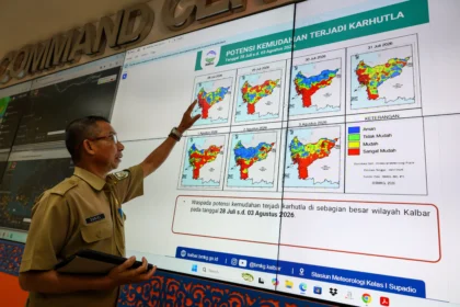 Ketua Satgas Informasi BPBD Kalimantan Barat Daniel memaparkan kondisi kebakaran hutan dan lahan (karhutla) di Kalimantan Barat di Pusat Pengendali Operasi Penanggulangan Bencana (Pusdalops) BPBD di Pontianak, Kalimantan Barat
