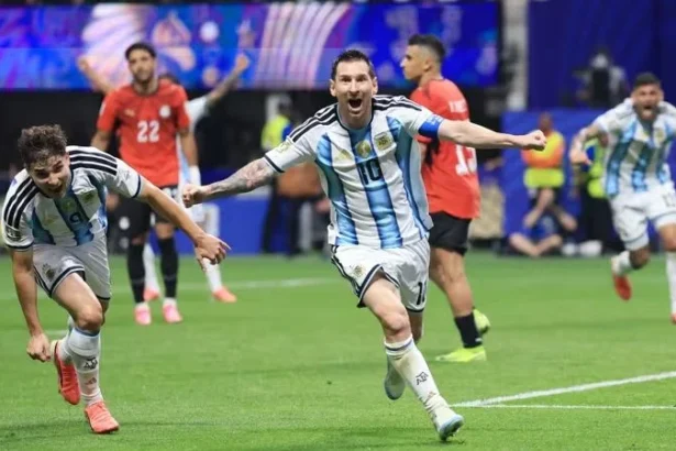 Lionel Messi selebrasi usai cetak gol ke gawang Mesir di babak 16 besar Piala Dunia 2026.
