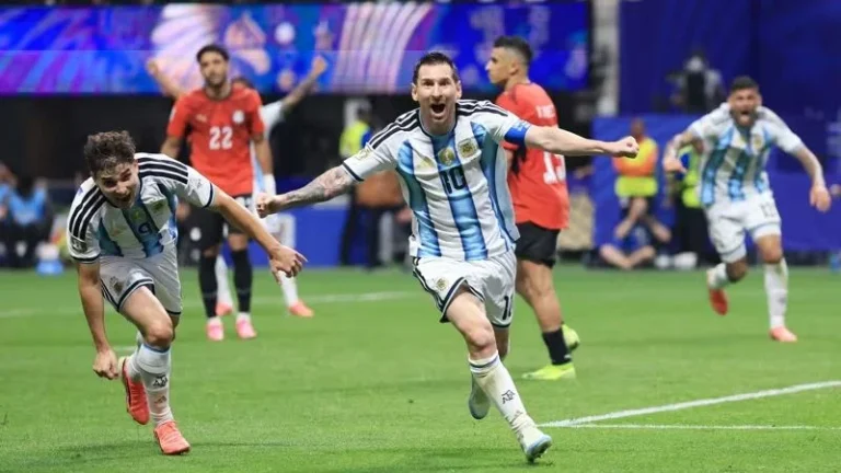 Lionel Messi selebrasi usai cetak gol ke gawang Mesir di babak 16 besar Piala Dunia 2026.