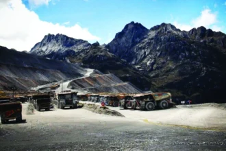 Aktivitas pengangkutan material tambang menggunakan haul truck.