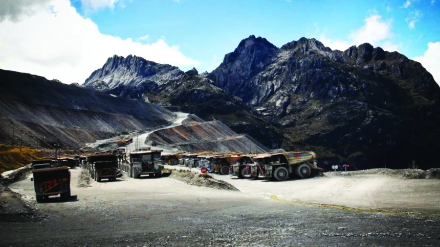 Aktivitas pengangkutan material tambang menggunakan haul truck.
