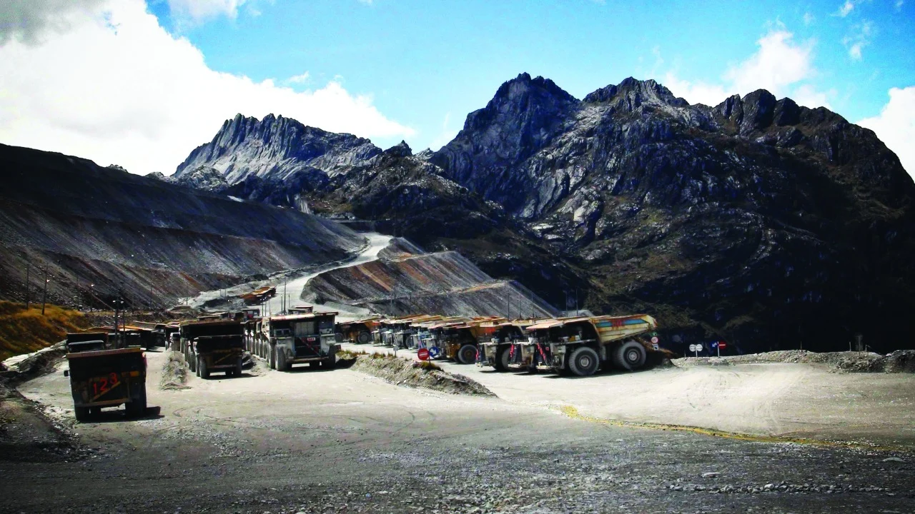 Aktivitas pengangkutan material tambang menggunakan haul truck.