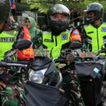 Sejumlah personel Babinsa Kodim 1207/Pontianak bersiap mendistribusikan paket sembako di Kodam XII/Tanjungpura, Pontianak, Kalimantan Barat, Senin (15/7/2024).