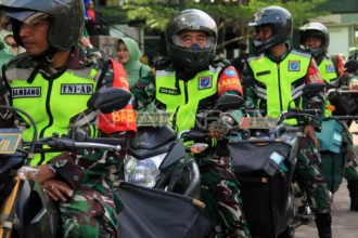 Sejumlah personel Babinsa Kodim 1207/Pontianak bersiap mendistribusikan paket sembako di Kodam XII/Tanjungpura, Pontianak, Kalimantan Barat, Senin (15/7/2024).