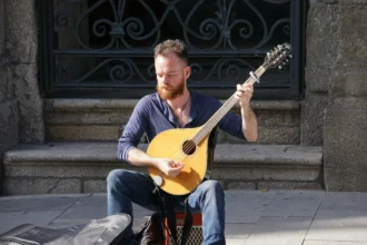 Gitar Portugal yang menjadi alat musik khas musik Fado
