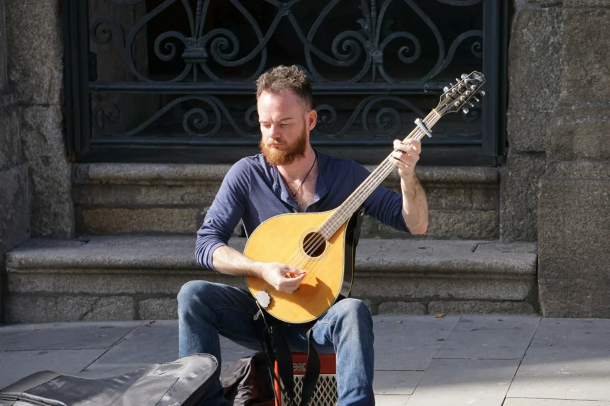 Gitar Portugal yang menjadi alat musik khas musik Fado