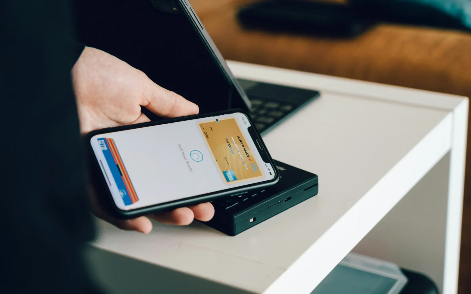 Ilustrasi penggunaan NFC pada smartphone