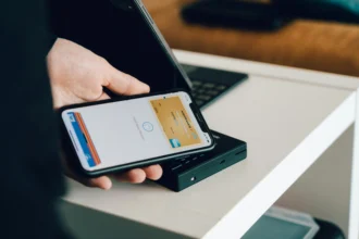 Ilustrasi penggunaan NFC pada smartphone