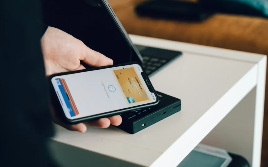 Ilustrasi penggunaan NFC pada smartphone