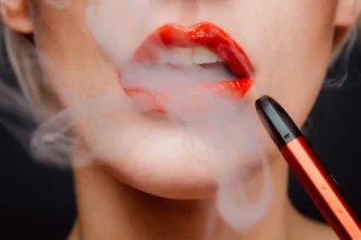 Ilustrasi menggunakan Vape