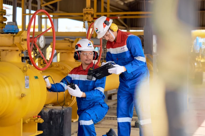 Perwira PGN saat melakukan pengecekan pipa gas. (Sumber: Dok. PGN)