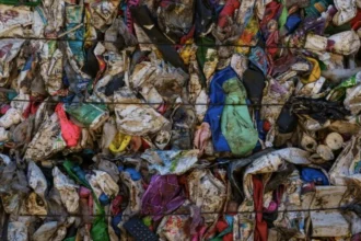 Ilustrasi limbah tekstil akibat fast fashion (unsplash engin akyurt)