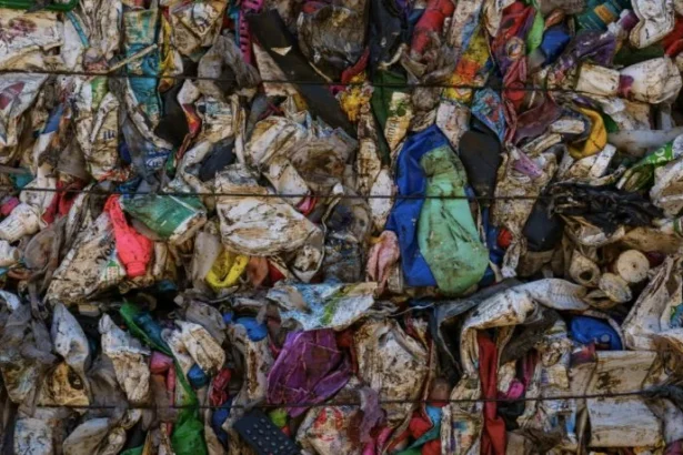 Ilustrasi limbah tekstil akibat fast fashion (unsplash engin akyurt)