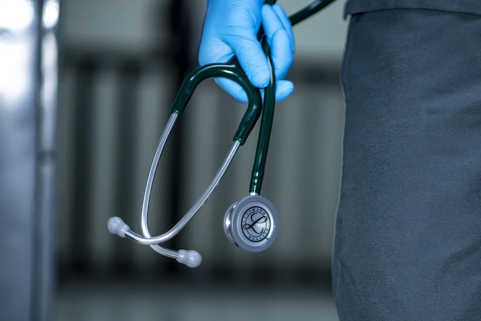 Seorang dokter membaewa stetoskop.