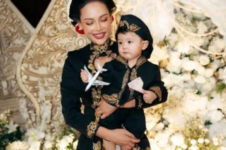 Upacara Adat Jawa Tedak Siten