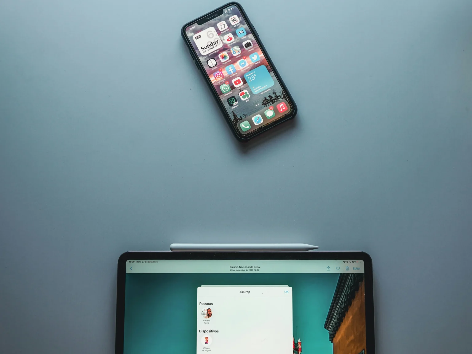 Ilustrasi perangkat iPhone tertaut AirDrop