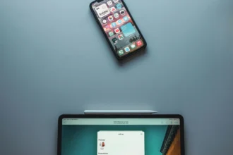 Ilustrasi perangkat iPhone tertaut AirDrop