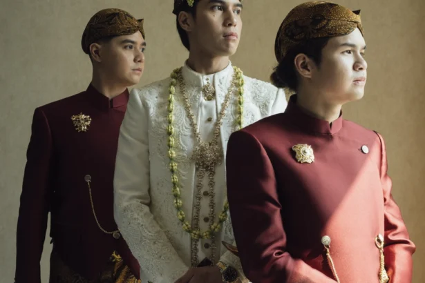 Al El Dul mengenakan beskap di pernikahan El Rumi
