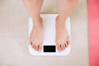 Menimbang berat badan. (Sumber: Unsplash/ i yunmai)