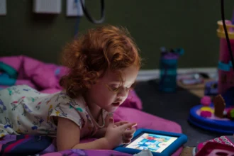 Ilustrasi anak menggunakan gadget