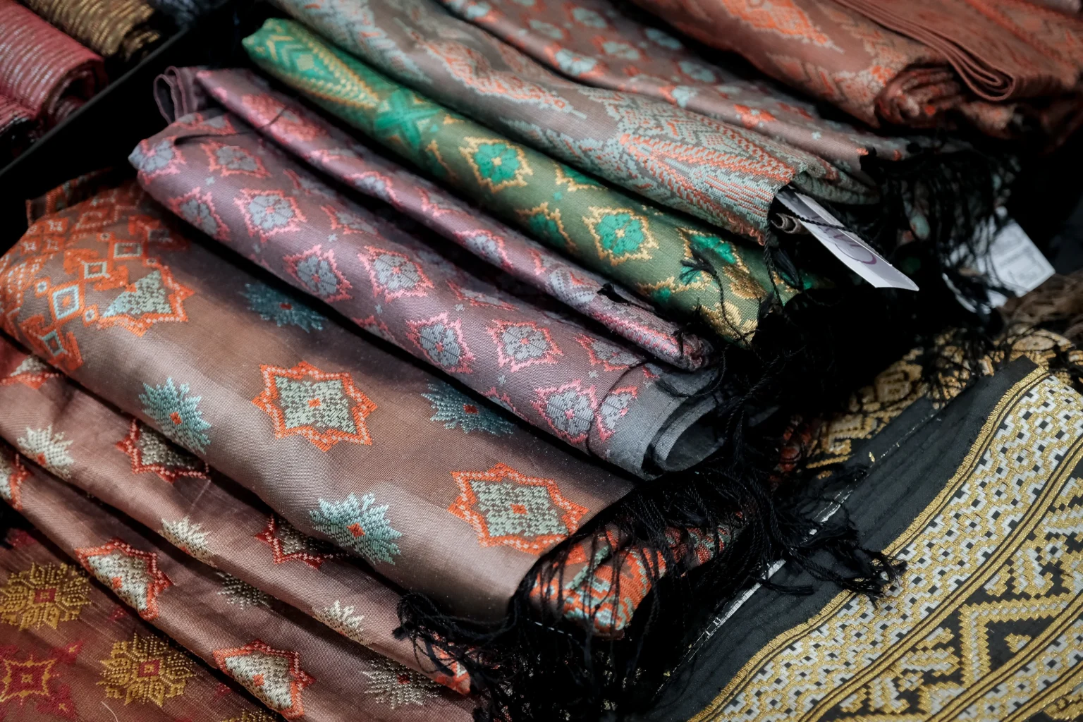 Tumpukan kain tenun tradisional Indonesia