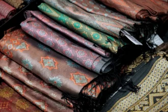 Tumpukan kain tenun tradisional Indonesia