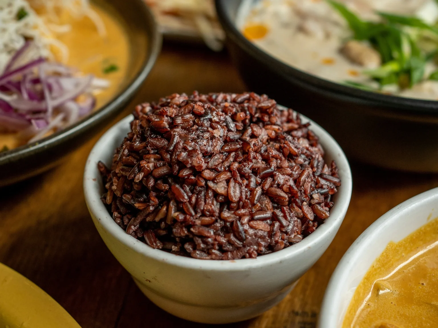 Semangkuk nasi merah. (Sumber: unsplash/Alexandra Tran)