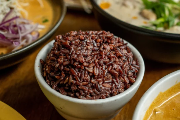 Semangkuk nasi merah. (Sumber: unsplash/Alexandra Tran)