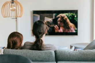 Ilustrasi menonton TV (Foto: unsplash Kevin Woblick)