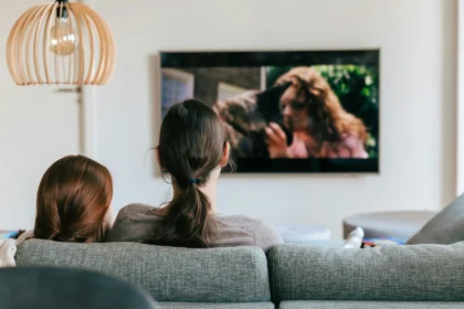 Ilustrasi menonton TV (Foto: unsplash Kevin Woblick)