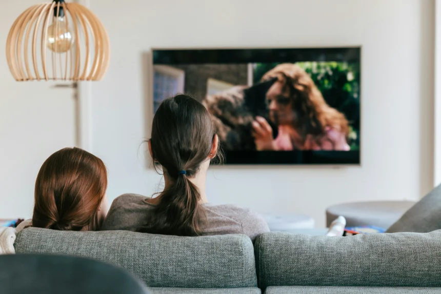 Ilustrasi menonton TV (Foto: unsplash Kevin Woblick)