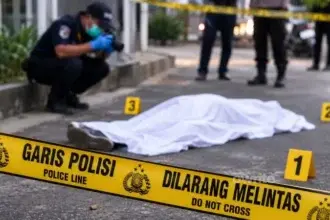 Ilustrasi polisi memasang garis polisi di suatu lokasi penemuan mayat.