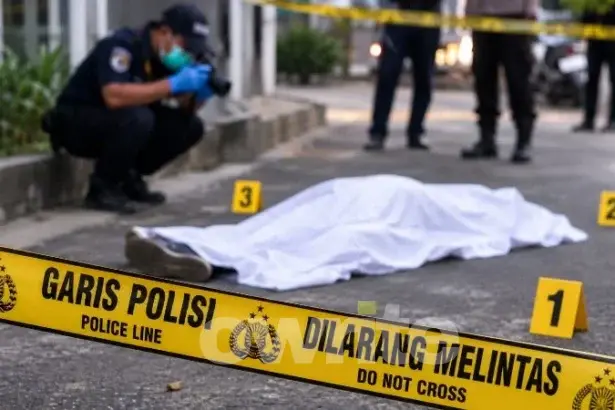 Ilustrasi polisi memasang garis polisi di suatu lokasi penemuan mayat.