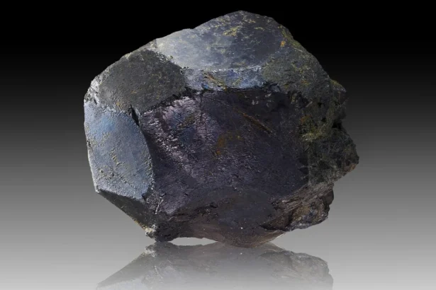 Ilmenit merupakan salah satu sumber utama titanium yang ketersediaannya melimpah di Indonesia.