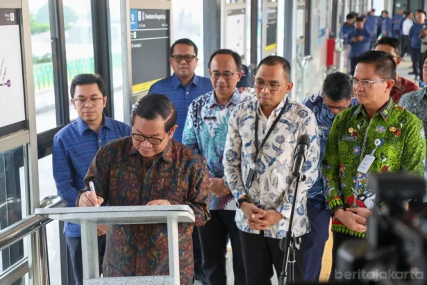 Gubernur DKI Jakarta, Pramono Anung saat meresmikan fasilitas terintegrasi Halte Transjakarta Swadarma ParagonCorp