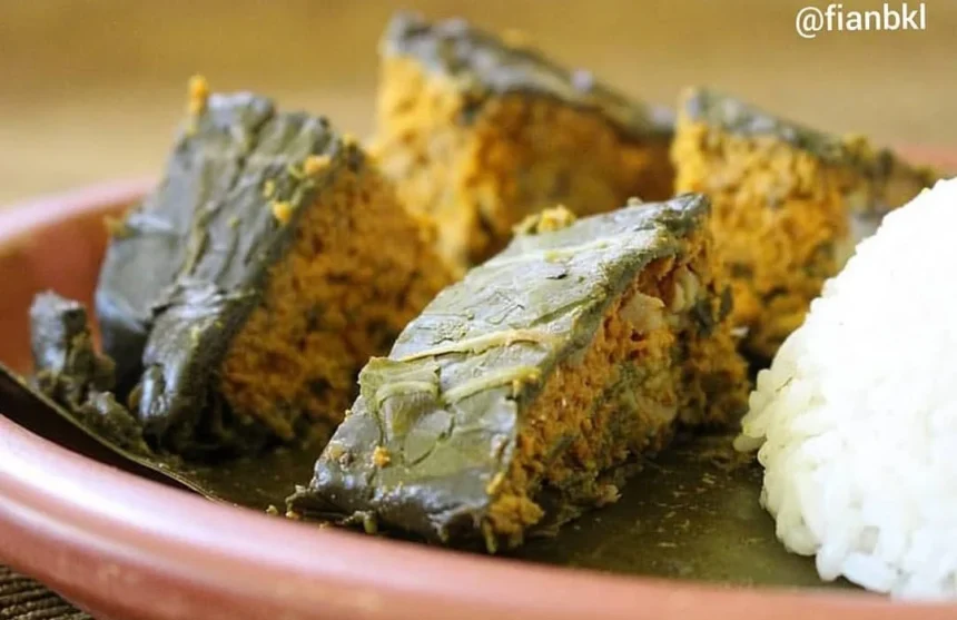 Pepes Ikan Berbalut Daun Talas