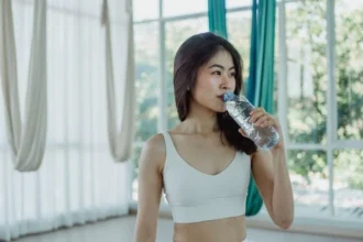 Ilustrasi Minum Air Putih